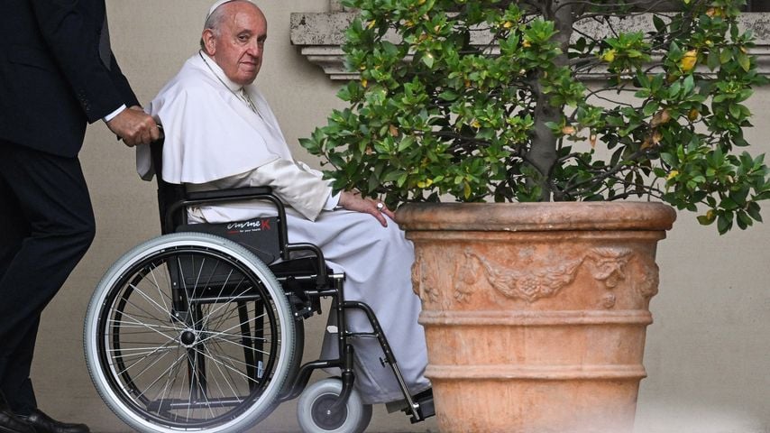 Ist Es Ernst Darum Ist Papst Franziskus I Im Krankenhaus