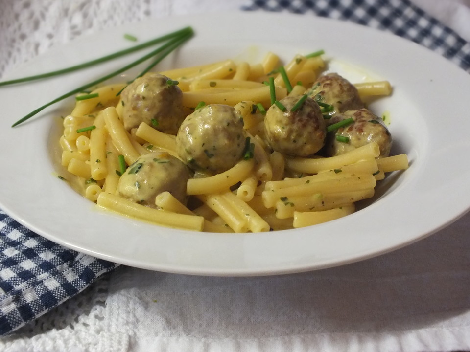 Pasta mit Hackbällchen in Senfsauce