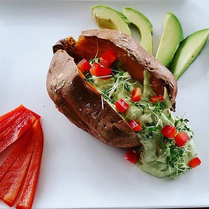 Gebackene Süßkartoffeln mit Avocado-Paprika-Creme