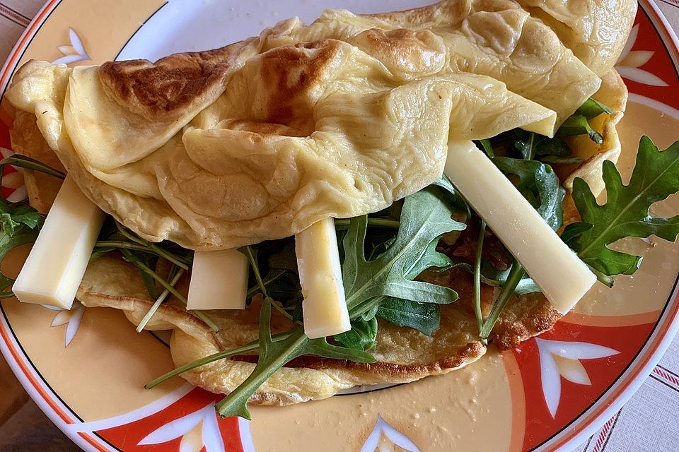 Pfannkuchen, gefüllt mit Senf-Rucola-Geschnetzeltem