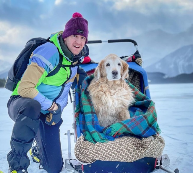 Mann baut Wagen für seinen kranken Hund, damit sie zusammen reisen können