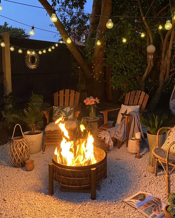 Was gibt es schöneres, als am Abend im Garten um ein Feuer zu sitzen