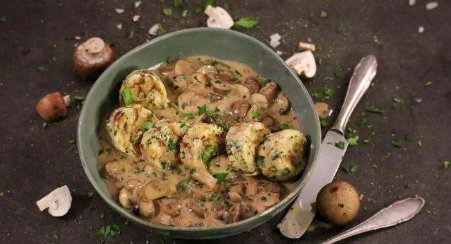 Semmelknödel mit Champignonrahmsauce