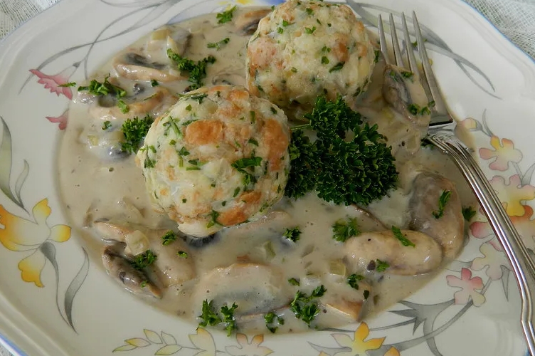 Semmelknödel mit Champignonrahmsauce