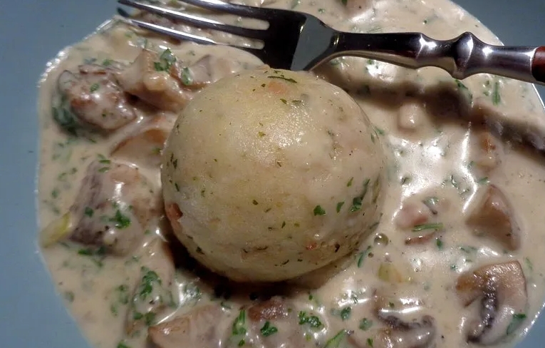 Semmelknödel mit Champignonrahmsauce